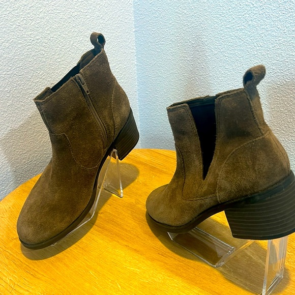 Clark’s Pull-on Suede Chelsea Boot, Size 6.5 - Picture 5 of 13